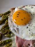 Asparagi con fontina prosciutto cotto e uovo