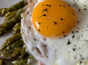 Foto di Asparagi con fontina prosciutto cotto e uovo