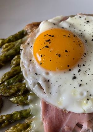 Foto di Asparagi con fontina prosciutto cotto e uovo