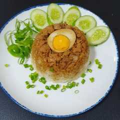 A picture of Nasi tim ayam jamur.