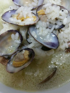 Una foto de Sopa de arroz y almejas