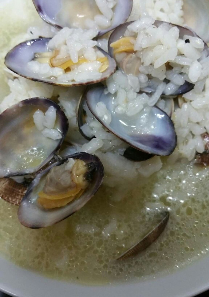 Una foto de Sopa de arroz y almejas