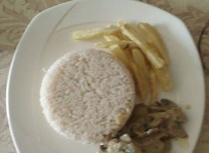Una foto de Muchacho en salsa de champiñones