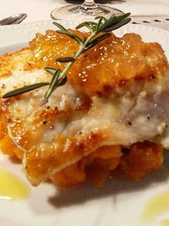 Una foto de Bacalao con cama de batata y cebolla caramelizada