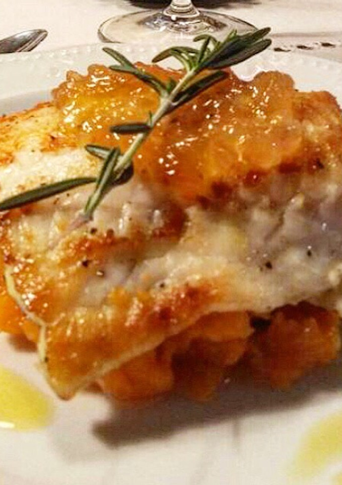 Una foto de Bacalao con cama de batata y cebolla caramelizada