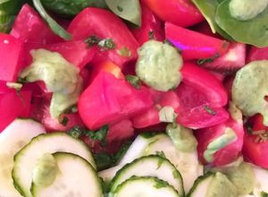 O poză a rețetei Salata de roșii,castraveti,spanac si sos de avocado🍅🥑🥒🥗.