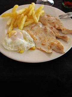 Una foto de Patatas con huevo y pollo