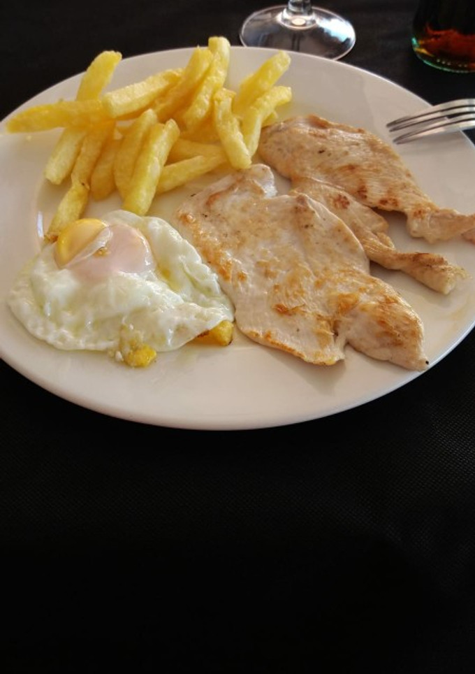 Una foto de Patatas con huevo y pollo