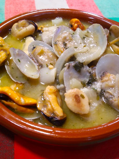 Una foto de Almejas con mejillones en salsa verde