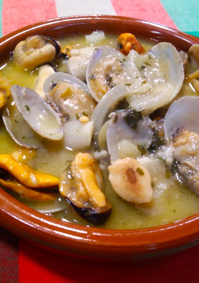 Una foto de Almejas con mejillones en salsa verde