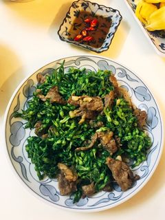 Hình của món Hoa thiên lý xào thịt bò.