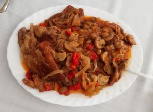 Zdjęcie przepisu Karkówka przekładana papryką, cebulą i pieczarkami.