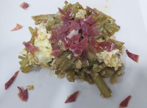 Una foto de Revuelto de tagarnina en pimentón, con tiritas de jamón