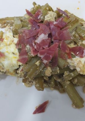 Una foto de Revuelto de tagarnina en pimentón, con tiritas de jamón