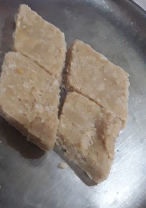 A picture of Sooji ki burfi.