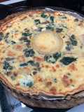 Quiche de espinacas y queso de cabra con uvas pasas, vegetariana