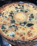 Quiche de espinacas y queso de cabra con uvas pasas, vegetariana
