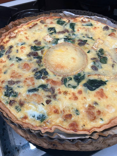 Una foto de Quiche de espinacas y queso de cabra con uvas pasas, vegetariana