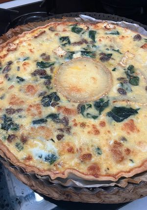 Una foto de Quiche de espinacas y queso de cabra con uvas pasas, vegetariana
