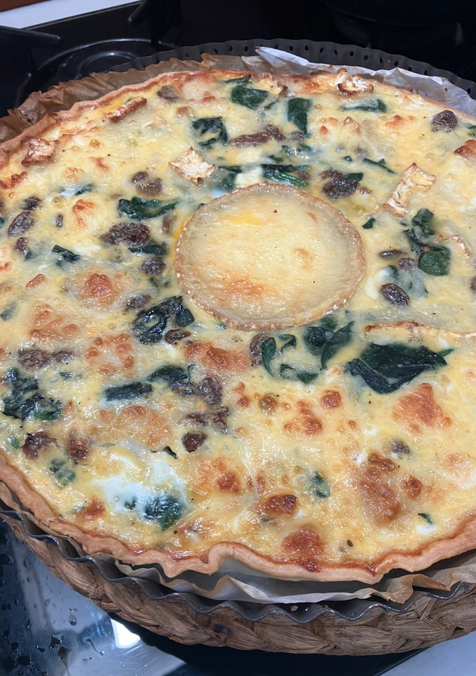 Una foto de Quiche de espinacas y queso de cabra con uvas pasas, vegetariana