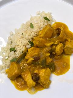 Una foto de Pechuga de pollo thai con salsa de mango, naranja y jengibre 🐓🥭🍊🍚