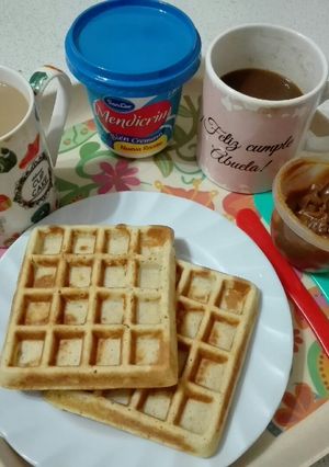Una foto de Wafles de salvado de avena, yogurt y sésamo