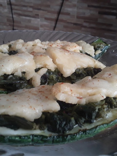 Una foto de Calabacines🥒 con espinacas🌿, pasas de uva🍇 y queso🧀...🤔