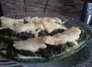 Una foto de Calabacines🥒 con espinacas🌿, pasas de uva🍇 y queso🧀...🤔