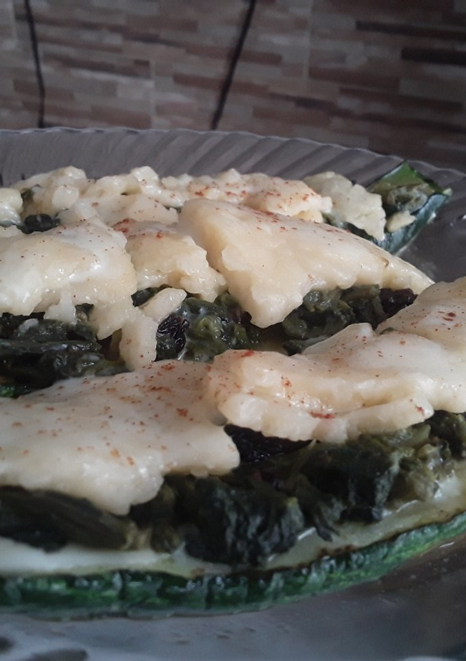 Una foto de Calabacines🥒 con espinacas🌿, pasas de uva🍇 y queso🧀...🤔