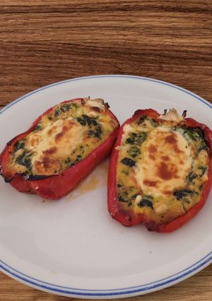 Una foto de Morrón relleno de Espinaca, queso y huevos