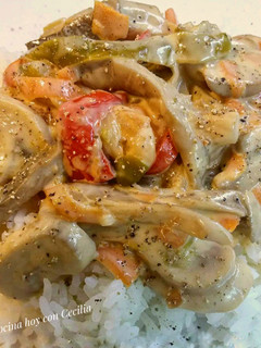 Una foto de Wok de verduras y champiñones con guarnición de arroz jazmín