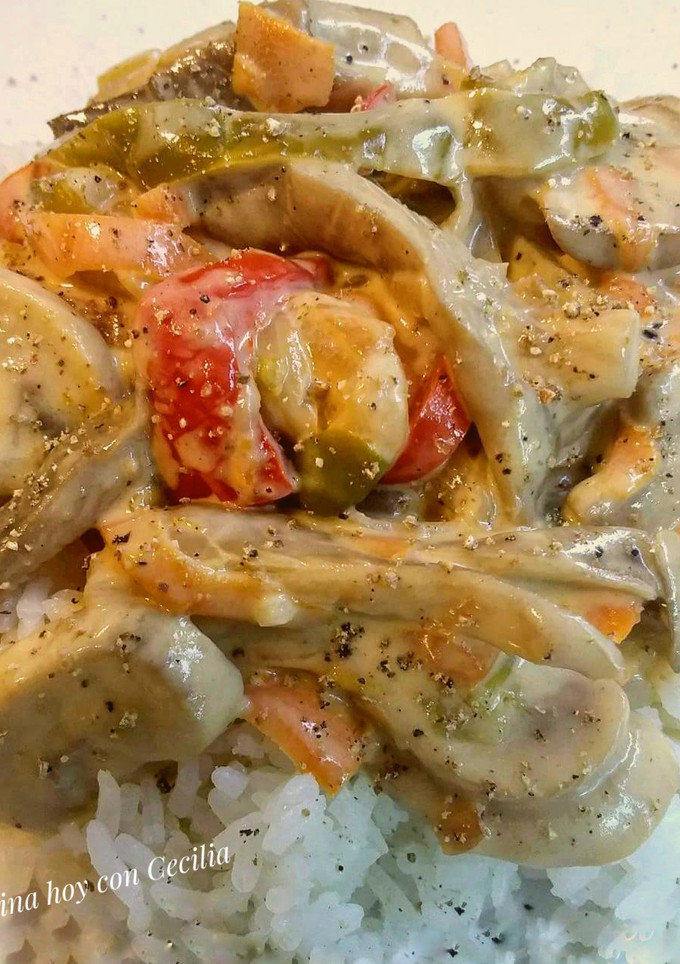 Una foto de Wok de verduras y champiñones con guarnición de arroz jazmín