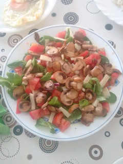 Una foto de Ensalada de canónigos con champiñones, queso y salsa miel-mostaza
