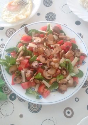 Una foto de Ensalada de canónigos con champiñones, queso y salsa miel-mostaza