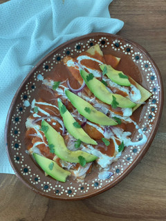 Una foto de Chilaquiles rojos rellenos en freidora de aire