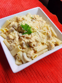 Una foto de Fideos con pollo y crema