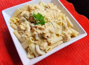 Una foto de Fideos con pollo y crema