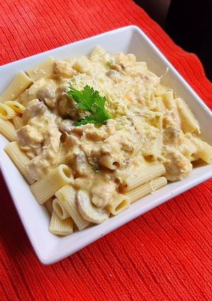 Una foto de Fideos con pollo y crema