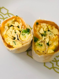 Una foto de Burrito de huevos revueltos con puerro y queso