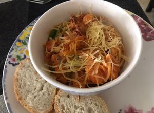 Una foto de Spaghettis con salmón y queso feta