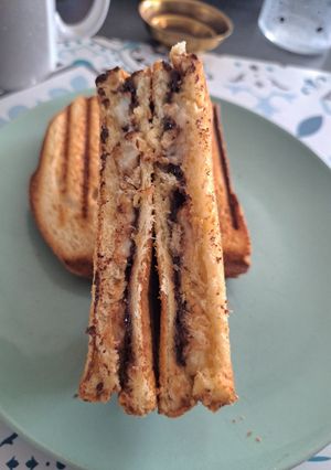 Une photo de Croque brioché choco banane cacahuète