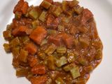 Nopales con chuleta ahumada en salsa roja