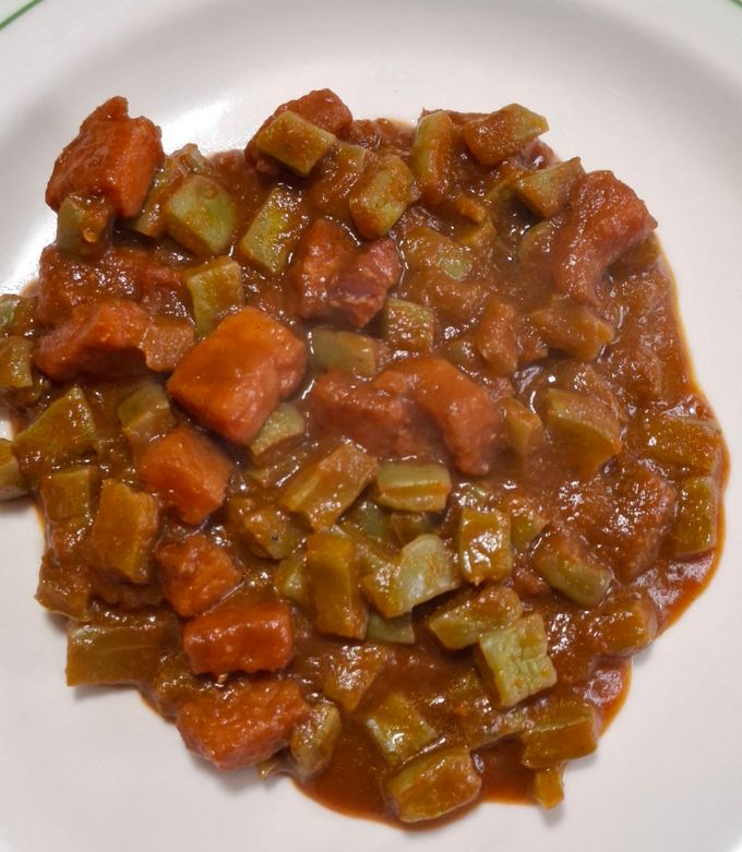 Una foto de Nopales con chuleta ahumada en salsa roja