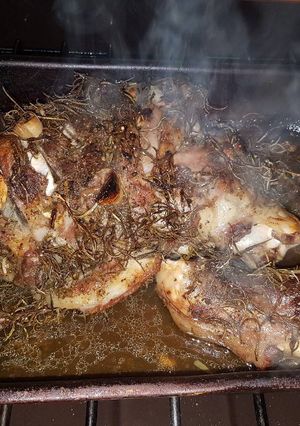 Una foto de Cordero al horno con romero y cerveza