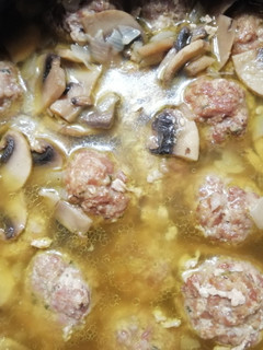 Una foto de Albóndigas con salsa de champiñones
