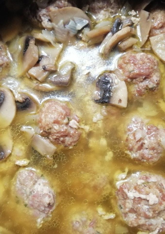 Una foto de Albóndigas con salsa de champiñones