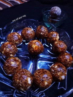 खजूर ड्राई फ्रूट्स लड्डू (khajoor dry fruits ladoo recipe in Hindi) रेसिपी मुख्य फोटो