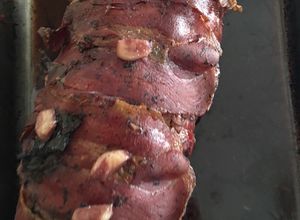 Una foto de Peceto al Malbec relleno de ciruelas y panceta