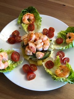 Una foto de Tartar de langostinos, aguacate y piña