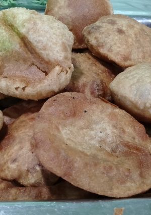 उड़द दाल कचोरी (urad dal kachori recipe in Hindi) रेसिपी मुख्य फोटो